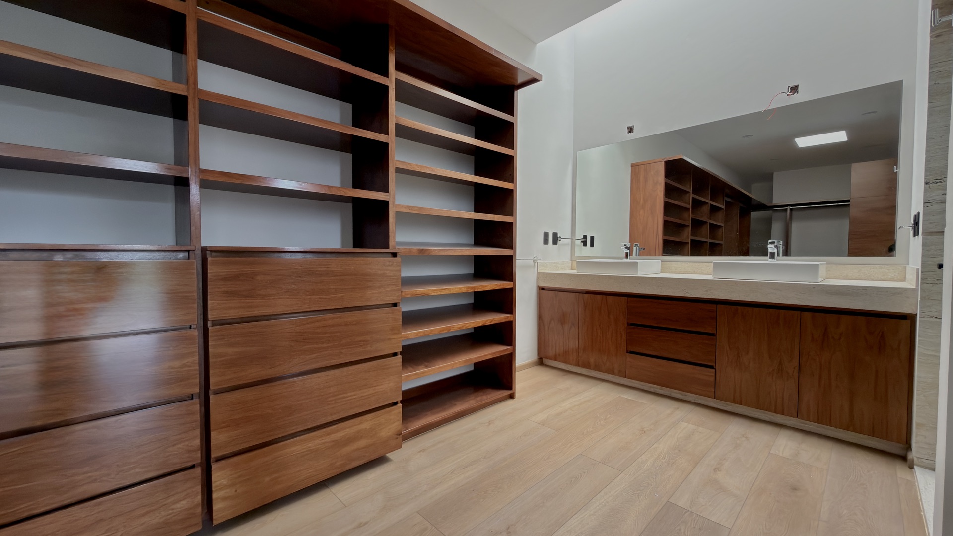 Vestidor y baño
